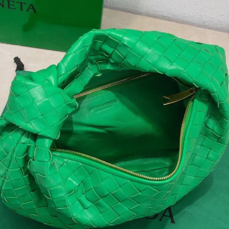 Batch 1460 BV Bottega Veneta 2022 Early Spring New Ladies Medium JODIE Handbag BV Bag 🔥The new method is to round the corners on the original basis and knot the round hobo bag with classic woven leather. The most iconic triangular pull-out design, using sheepskin draped soft shape, is super suitable for concave shapes~ Jodie feels really gentle to people, and is definitely the best item for daily matching. It has the same weave, new elements and twists, and is versatile. It is the new favorite of street style Internet celebrities! Size: 36*21*13 Model: 6697